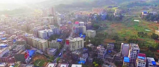 湖南邵陽縣最大的鄉(xiāng)鎮(zhèn),人口約10萬,是全國重點(diǎn)鎮(zhèn)之一